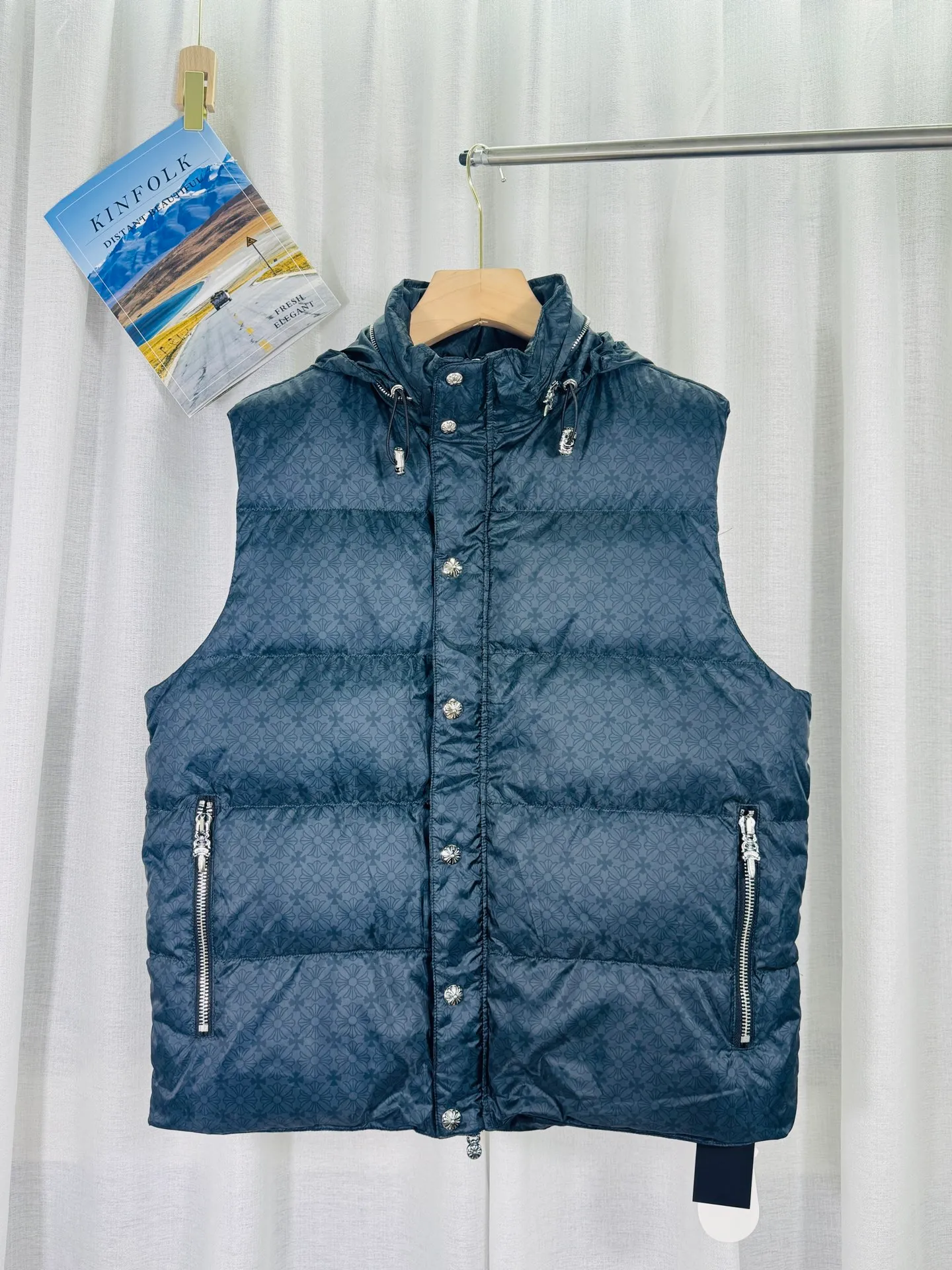 P720 top version 🐮 Real shot without P, ​​different from market products] Chrome Hearts ❄️ Winter environmentally friendly down jacket series ❄️ Chrome Hearts dark pattern series hooded down vest is available at the counter at the same time ❤ The hood is detachable! The best Guangzhou national standard 90 velvet on the market! ! The world’s highest fluffiness of 900D! ! High standard and sufficient down filling! ! Exterior windproof and waterproof dark pattern custom fabric, interior high-grade dark pattern lining fabric to prevent lint, original hardware molding, exquisite craftsmanship details, casual or formal wear ✨ slim fit and not bloated Recommended color: Customized dark pattern flower series Code number: S, M, L, XL